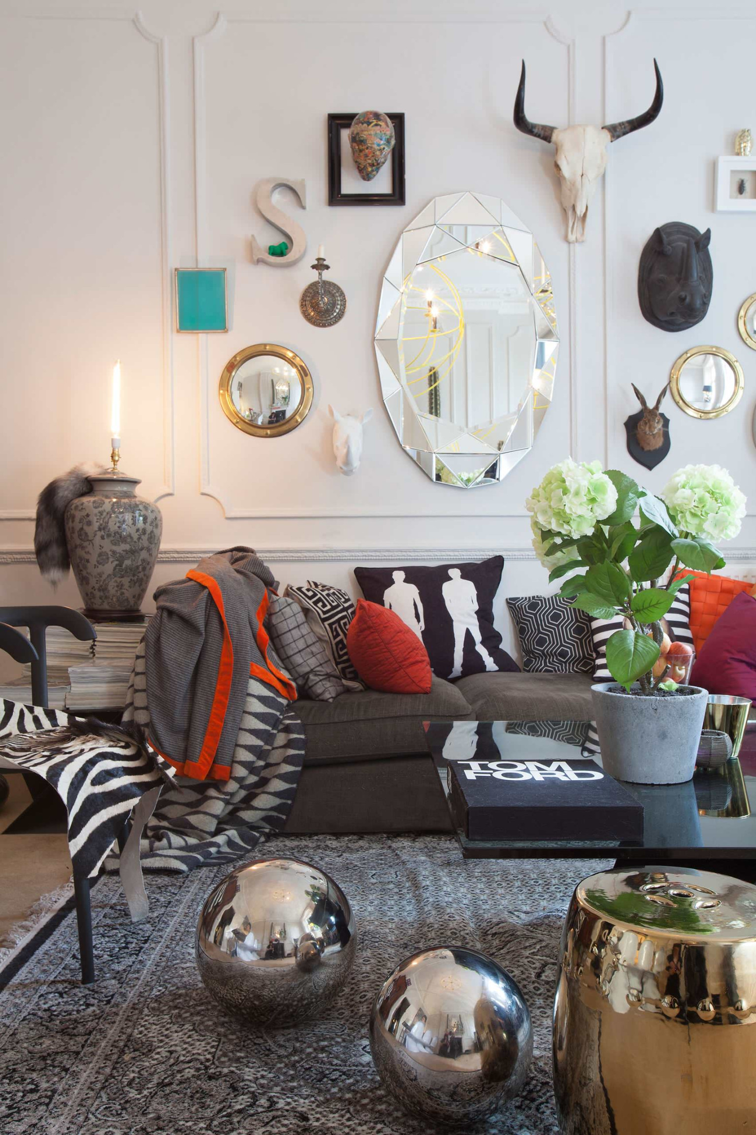 Budget-Friendly Ideas for Decorating the Living Room Walls