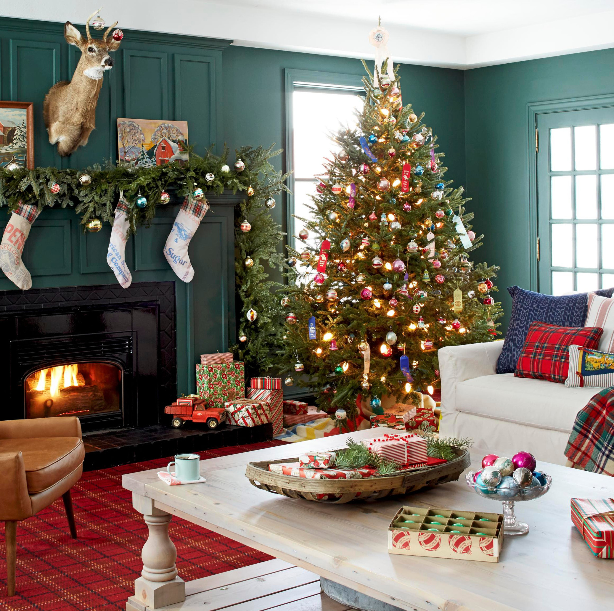 Christmas Living Room Decorating Ideas - How to Decorate a