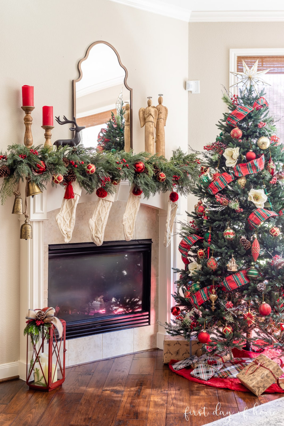 Traditional Christmas Living Room Decor: A Home Tour ()